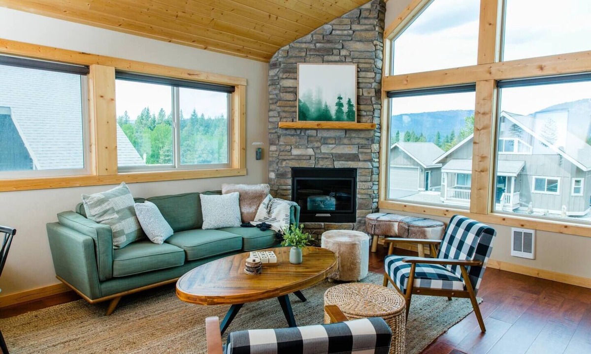 Cle Elum Cabin | Treeline at Roslyn Ridge is the coziest spot where guests can relax, enjoy community amenities and bask in their home away from home! Guests are welcomed with a gift basket with a bottle of wine and goodies, a private hot tub, fire pit & more