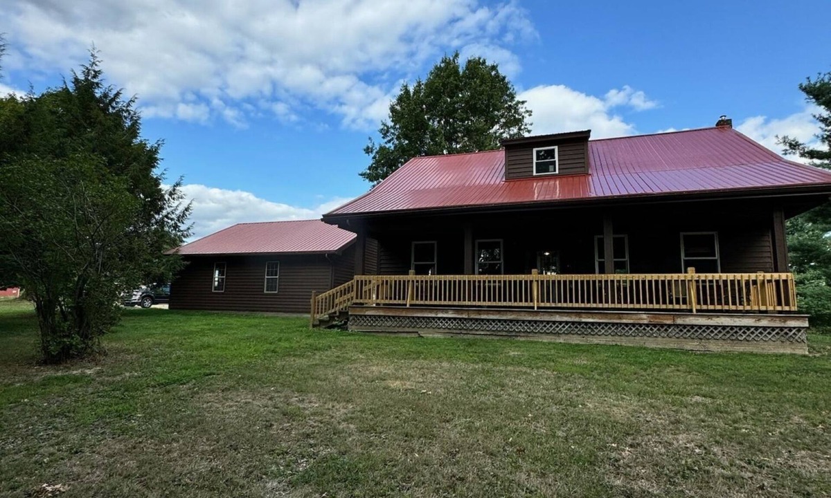 Dellroy Cabin | Unique house with mancave and game room. Wildlife, pet friendly, hot tub, Wi-Fi!