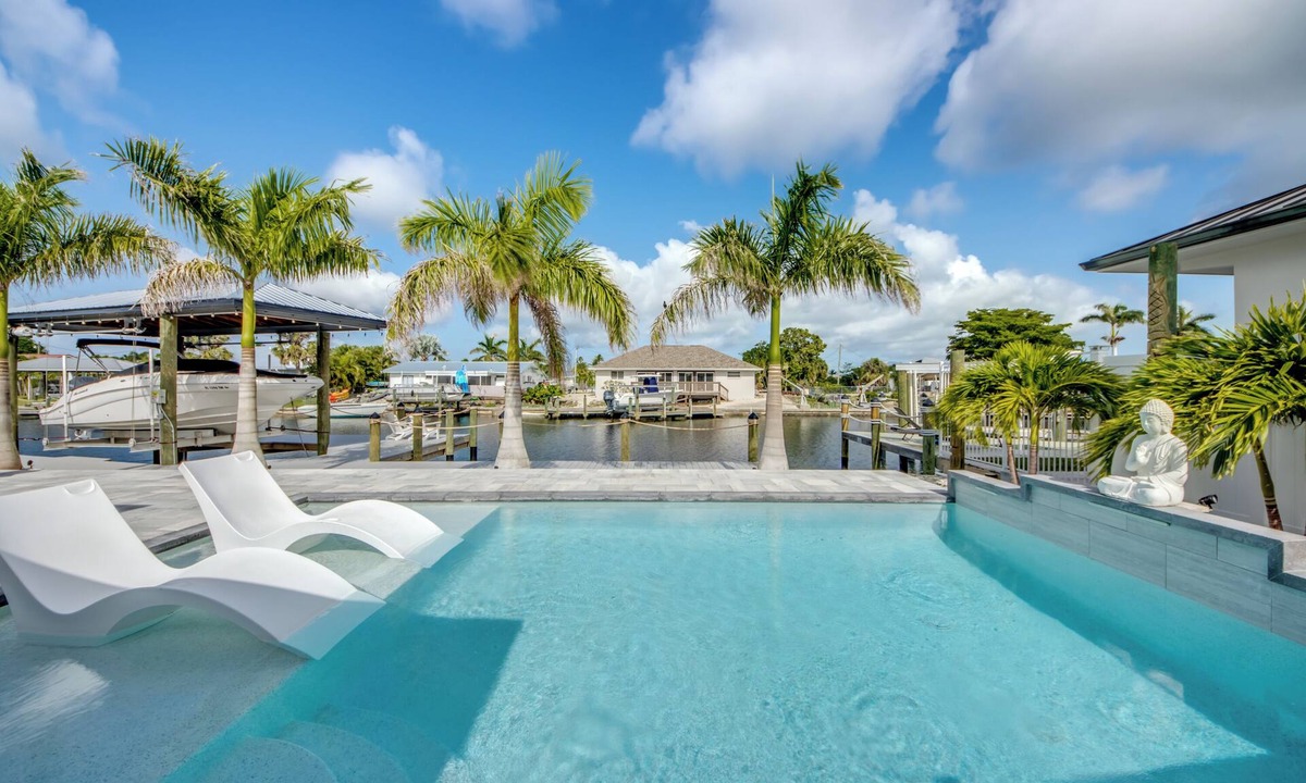 Matlacha Isles Villa | Palm Paradise of Matlacha - Outstanding 3 BR waterfront pool home/dock/kayaks/fishing poles