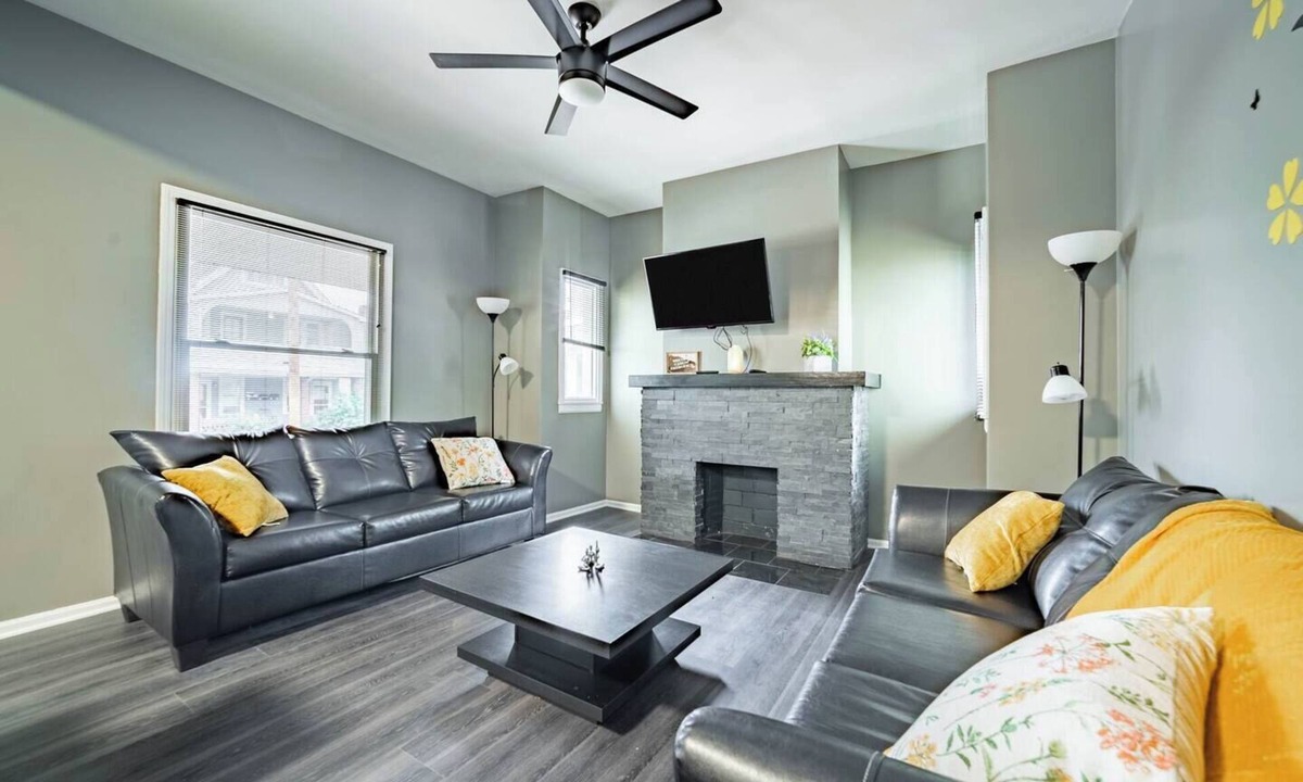 Little Italy Apartment | Walkable Little Italy 2BR | King Bed | Near CWRU & Cleveland Clinic