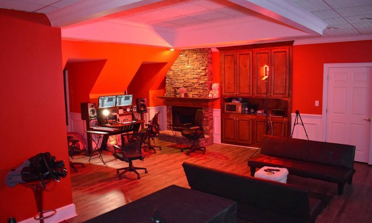 Cumberland Apartment | Warm & Cozy Private Studio Creative Loft Suite + Recording Studio