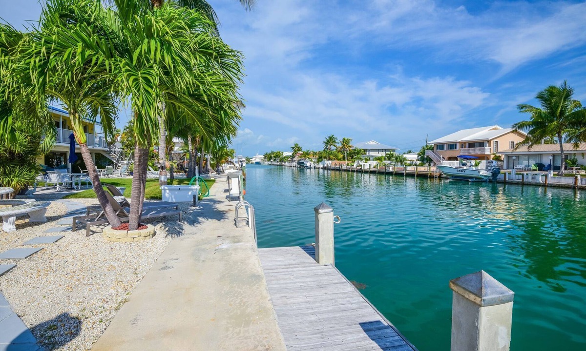 Key Colony Beach House | WATERFRONT 2 bed 2bath - 37-ft Dock, Cabana Club, Kayak, Bikes & Ample Parking