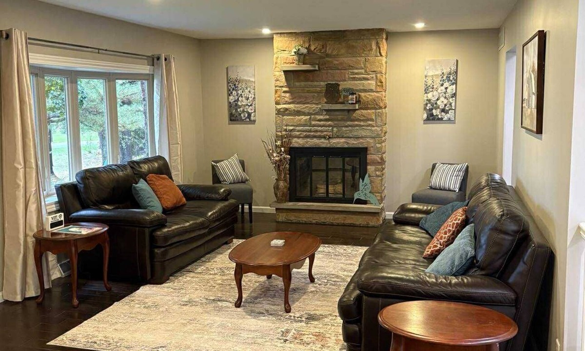South Bend House | Welcoming 5-bedroom house on peaceful 2 acre lot 2.5 miles from SBN Airport.