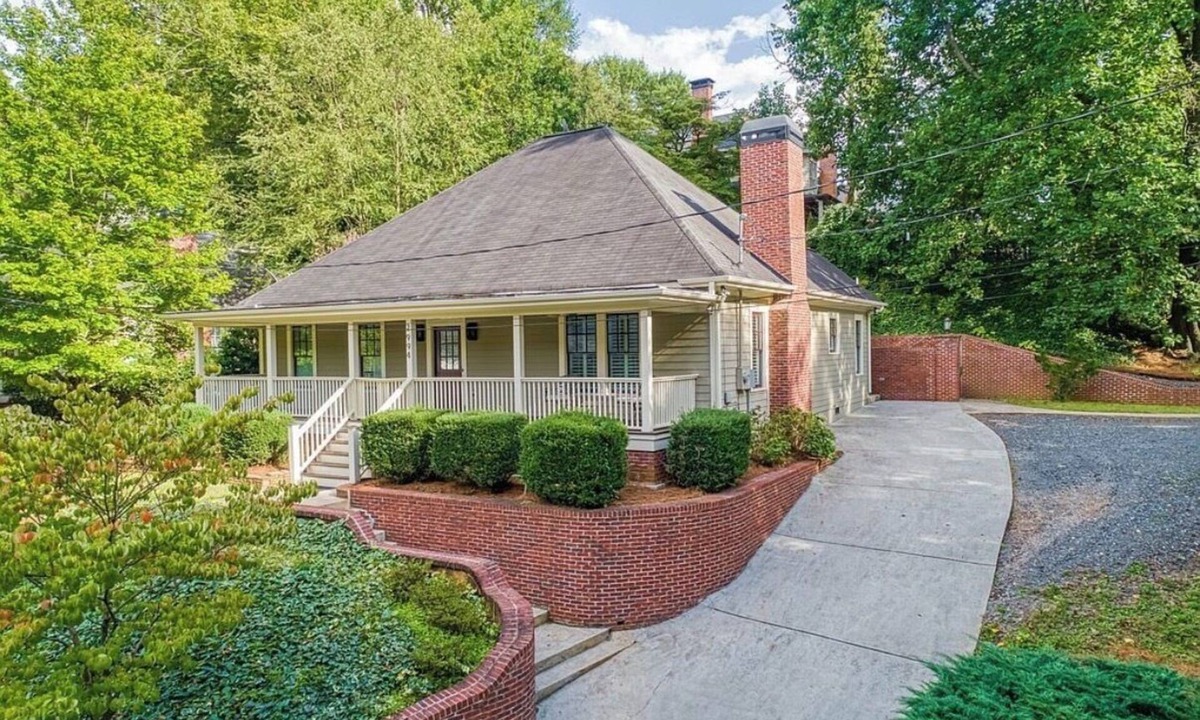 Whittier Mill Village House | World Cup Oasis - adorable 3-bedroom house in idyllic Atlanta neighborhood