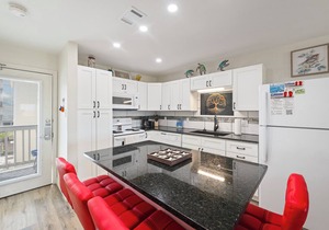 Beachside Retreat | Spacious Condo with Pool & Gulf Views