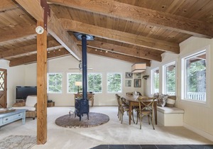 Chamberlands Elevated * Updated * Clean & Fresh * Private Pool, Beach & Tennis