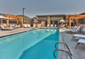 Great Location, Free Shuttle + Brand New Private 7-person Hot Tub!
