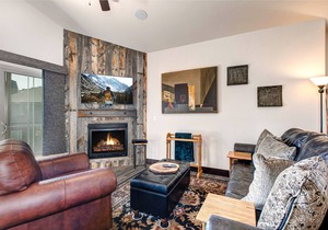 High-end mountain condo near town with hot tub, pool & fitness room