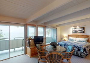 Mountain-view studio on Flathead Lake with jetted tub & swimming docks in Bigfork