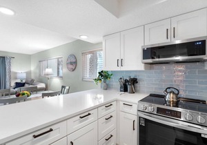 Ocean Villas 1: 3 bedroom 2 bath ground floor condo with 2 pools (1 heated) and