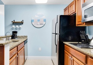 Waterfront condo w/ a shared pool, hot tub, & tennis courts - walk to the beach