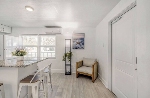Tropic Apartment | 101 Charming studio in brilliant Melbourne with AC