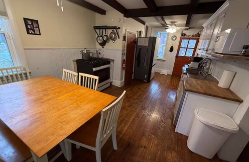 Robesonia House | 1893 Farmhouse - 6 beds for your family in on a farm in Robesonia