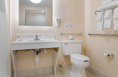 Smithfield Hotel | 2 Budget-Friendly Rooms near Fresco Smithfield | Free Parking & Pool Access