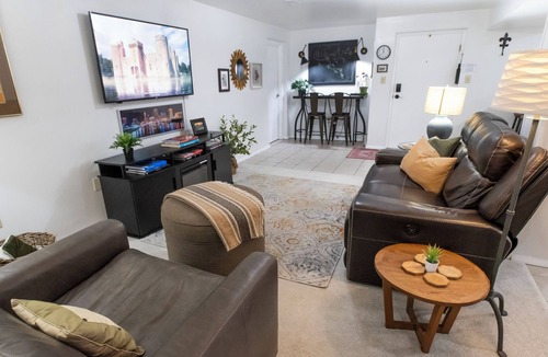 Delaware House | 2 Connected Private Suites| 0.4mi OWU |Free Parking|Quiet Street|Patio|W/D