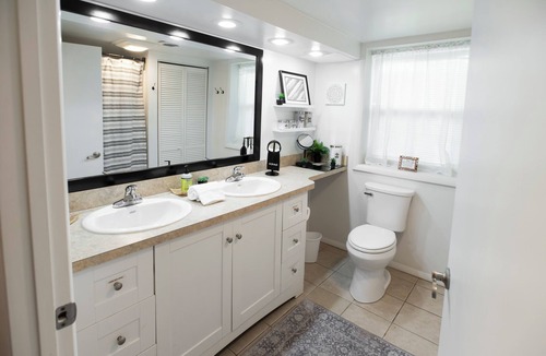 Delaware House | 2 Connected Private Suites| 0.4mi OWU |Free Parking|Quiet Street|Patio|W/D