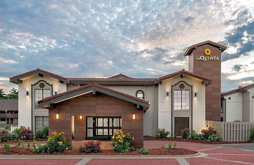 Reynoldsburg Hotel | 2-Star Hotel ∙ La Quinta Inn by Wyndham Columbus Airport Area