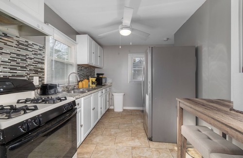 Gary House | 20mins from beach, 10guests/WIFI/1.2 baths/ping pong/pool table/treadmill