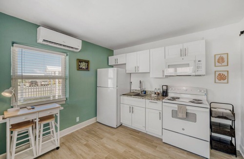 Tropic Apartment | 2526 Modern Studio in Historic Area
