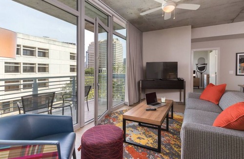 West End Condo | 2BD/Austin - Full Kitchen, W/D, Balcony, Fire Pit!