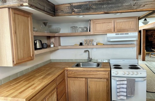 Greenwich Apartment | 2BR/Private Entrance+Driveway, W/D, Near Saratoga/Freshly Renovated & Bespoke