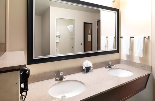 Rio Grande Hotel | 3 Pet-Friendly Units w/Pool Access + Free Breakfast | Explore Downtown Area
