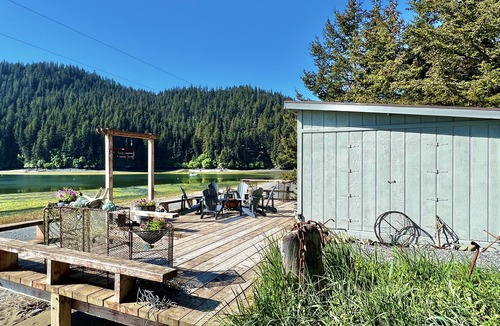 Seldovia Village House | 360 degree ocean views, 2 Sandy Beaches, Whalebone Arch, Kayaks Glacier & more