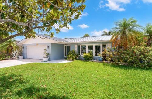 Venetian Way House | 4822 Fairview Dr