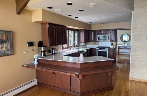 Bayshore - Klatt House | 4BR/4BA Lakefront Lodge- mountain views, wildlife, canoeing- 9 min to airport