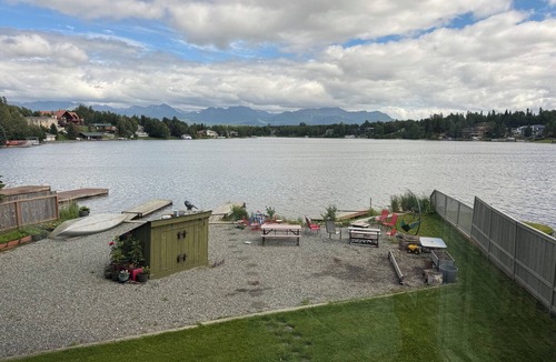 Bayshore - Klatt House | 4BR/4BA Lakefront Lodge- mountain views, wildlife, canoeing- 9 min to airport