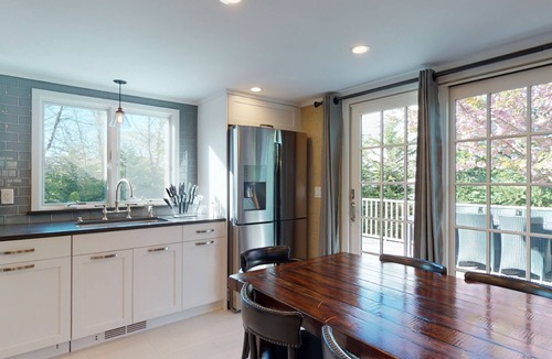 Nantucket Town House | 4BR, updated home in Surfside. Sleeps 8 adults, big yard/porch/deck, central air