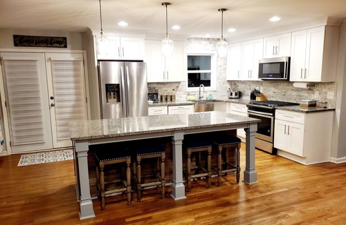 Woodstock House | 5 min. to Lake Allatoona/15 min. to DT W'stock/firepit/Sleeps 7/Huge Deck!