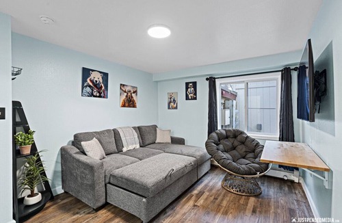 North Star Apartment | 5 Min walk to restaurants/cafes, 8 min drive to airport, 10 min walk to trails.