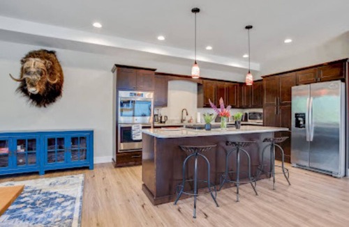 North Star Condo | 5 minute walk to downtown. Upscale alaskan decor.