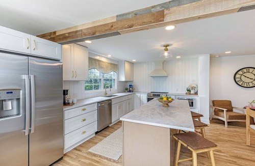 Lewis Center House | 5BR Historic Retreat on 3 Acres | Near Polaris