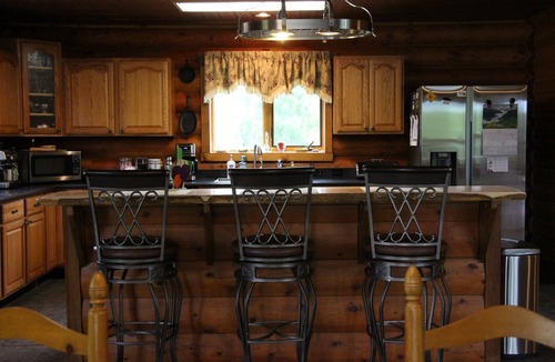 Susitna North Cabin | 6-bedroom Lakefront Lodge on 10 acres w/wifi only 13 miles to downtown Talkeetna