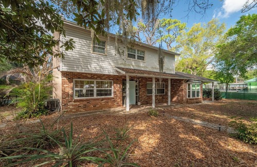 June Park House | 6 bedrooms. Sleeps 14. 3 KingBeds. 1 acre lot. Large Pool, Huge Fenced yard