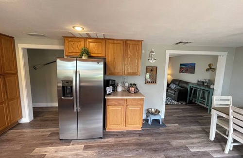 Page House | A W🌊VE From It All! Secure boat storage, huge yard, lots of outdoor games!