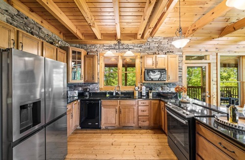 Gatlinburg Cabin | Above the Glades Stunning Views of Mt. LeConte. Minutes to downtown Gatlinburg!