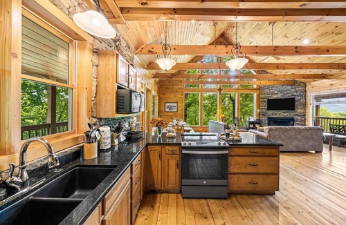 Gatlinburg Cabin | Above the Glades Stunning Views of Mt. LeConte. Minutes to downtown Gatlinburg!