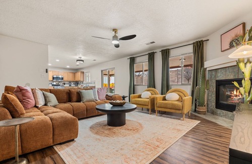 Westside House | ABQ Oasis! Pool and Hot Tub OPEN ALL YEAR!, Game Room, Golf, Great for Reunions!