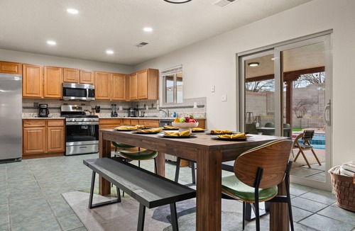 Westside House | ABQ Oasis! Pool and Hot Tub OPEN ALL YEAR!, Game Room, Golf, Great for Reunions!