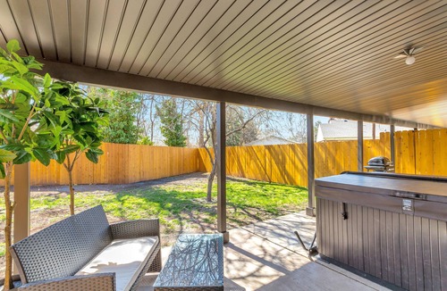 Millcreek Apartment | Adorably Retro - Private & exclusive Hot Tub