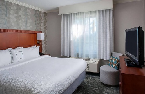 South Lowell Hotel | Affordability Meets Comfort! Pet-Friendly, Near New England Quilt Museum