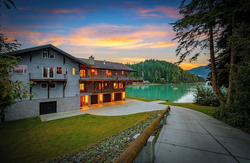 Juneau House | Alaska Glacier Waterfront, Hot Tub & Mountain View