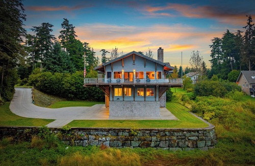 Juneau House | Alaska Glacier Waterfront, Hot Tub & Mountain View