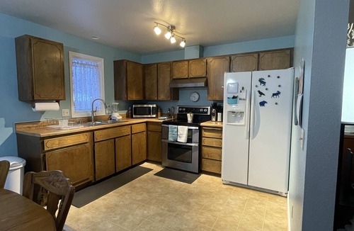 Eagle River House | Artist Retreat, ranch home just minutes from downtown Anchorage.