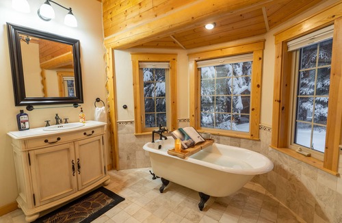 Fairbanks Cabin | Aurora Luxury Lodge with 8-Person Jacuzzi · Cedar Sauna · Near UAF + Airport