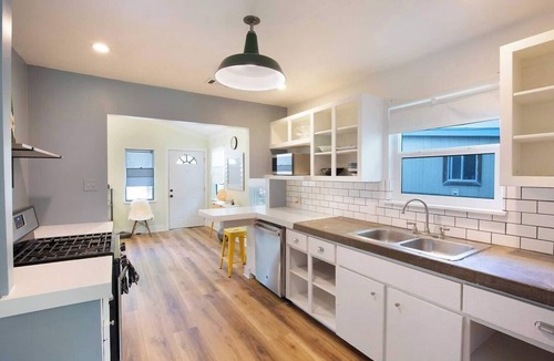 Holly House | Authentic ATX Cowboy Pool Gem❤️ Walk to East 6th St | Minutes to UT, COTA, ACL