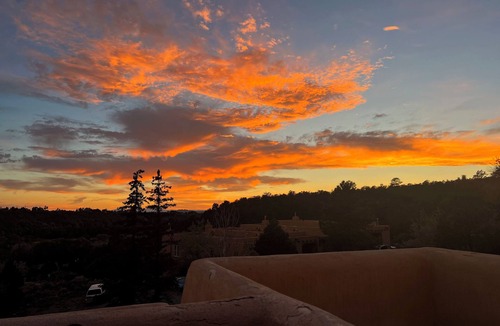 Arroyo Seco Apartment | Balcony daybed, fireplace & mountain views. Queen studio · kitchenette · fast WiFi. 15 min to Taos Ski Valley, 5 to Arroyo Seco. Sleeps 2.